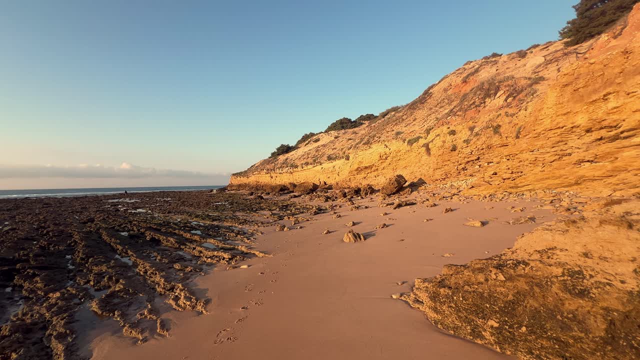 거친 돌과 바위 형성은 조용한 파란 하늘의 캔버스에 맞서 서 있습니다.