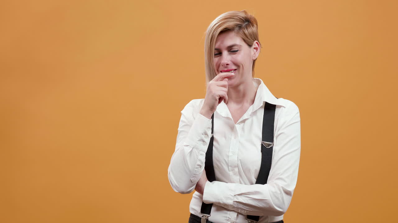 una mujer señalando a su cabeza