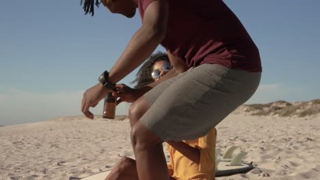 pareja brindando botellas de cerveza en la playa 4k