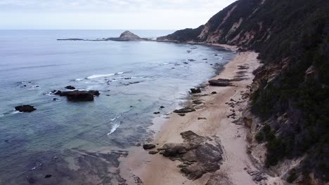 Drohne-Aus-Der-Luft,-Die-Aufsteigt,-Um-Das-Ruhige-Meerwasser-Und-Die-Strandküste-Von-Sedgefield,-Einem-Beliebten-Reiseziel-Entlang-Der-Garden-Route-Im-Westkap,-Südafrika,-Zu-Enthüllen