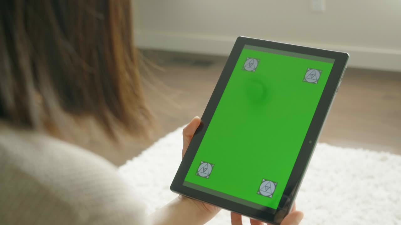 молодая женщина с мобильным телефоном хроматический ключ зеленый экран 4k