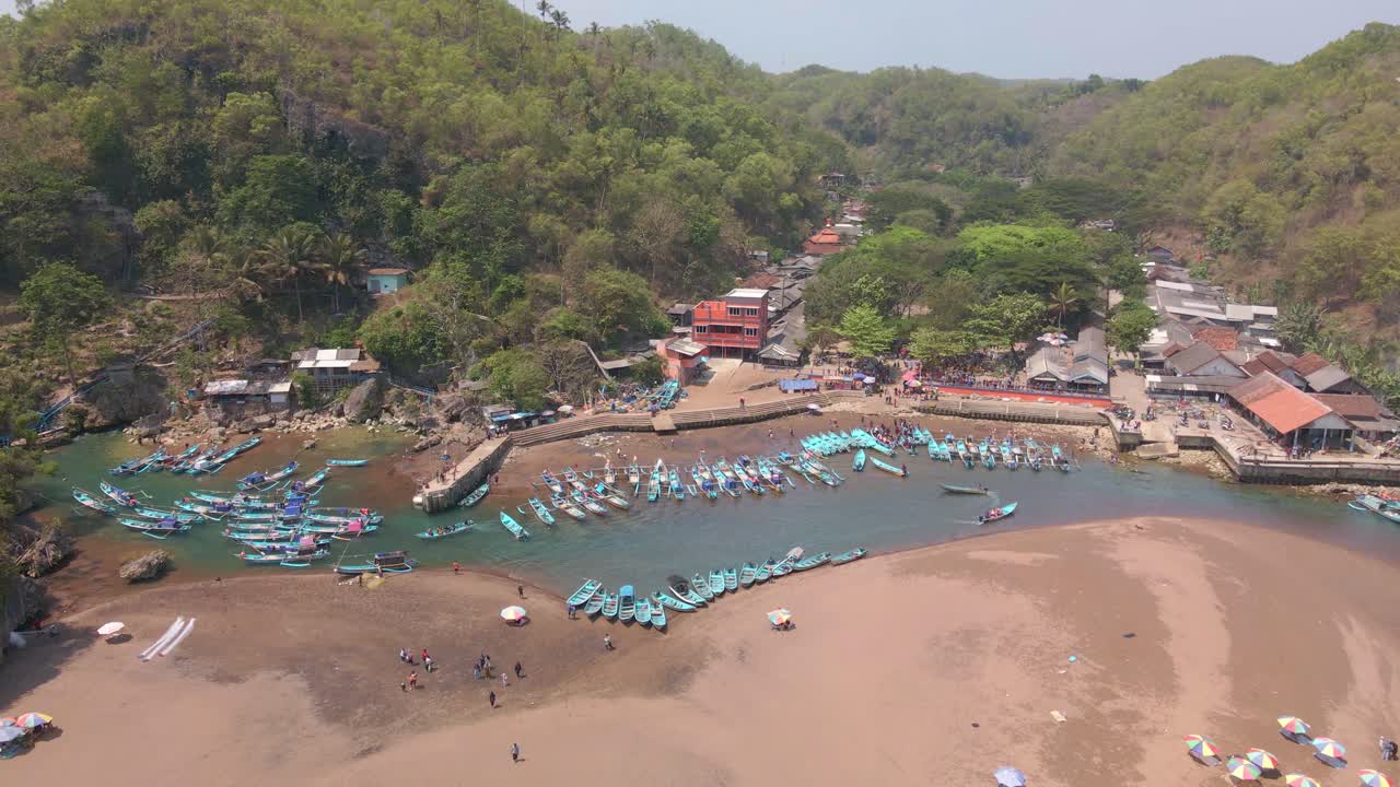 Vista aerea di pescherecci attraccati nel porto di un villaggio di pescatori tradizionale indonesiano