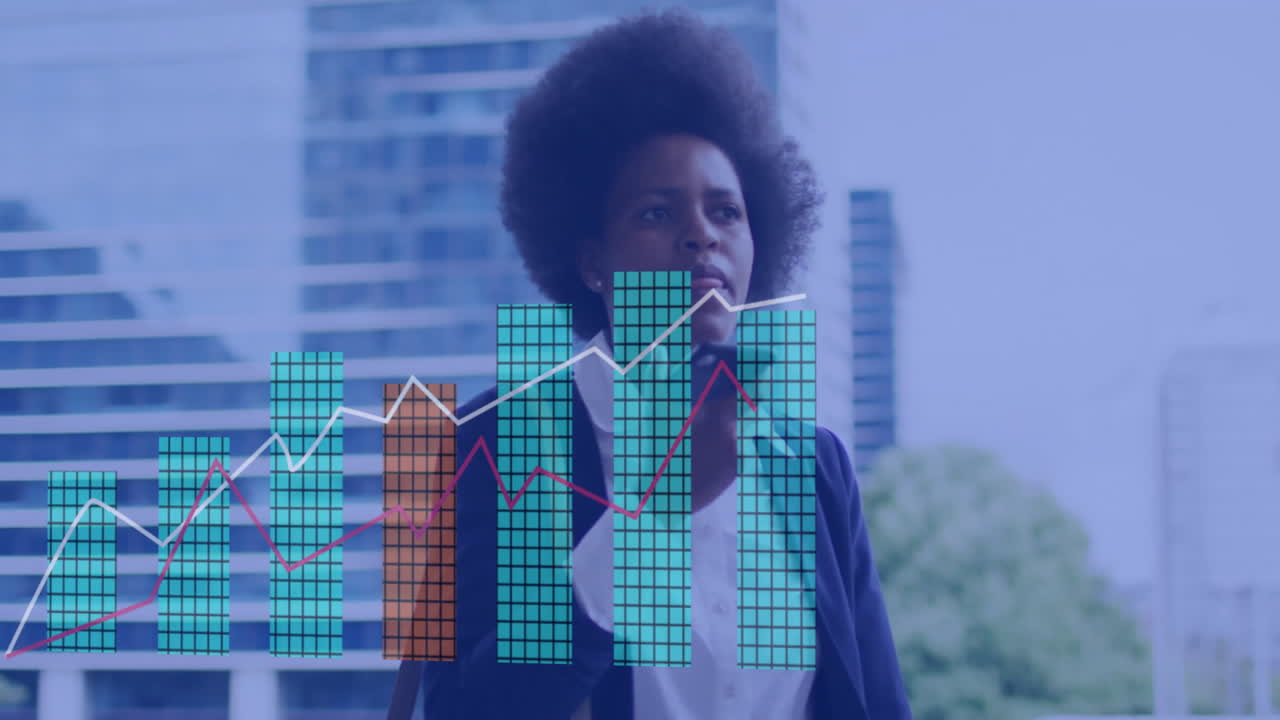 mujer de negocios caminando con gráficos de datos financieros animación sobre el fondo del paisaje urbano