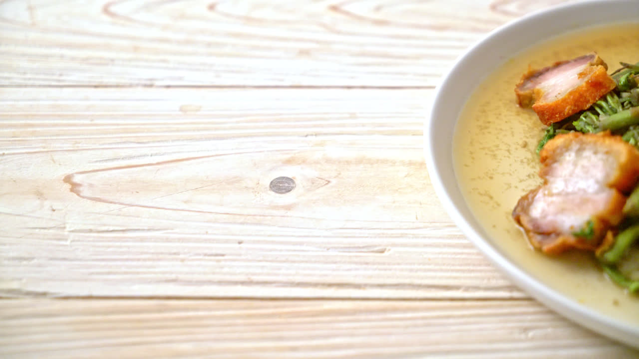 mimosa de agua salteada con panceta de cerdo crujiente