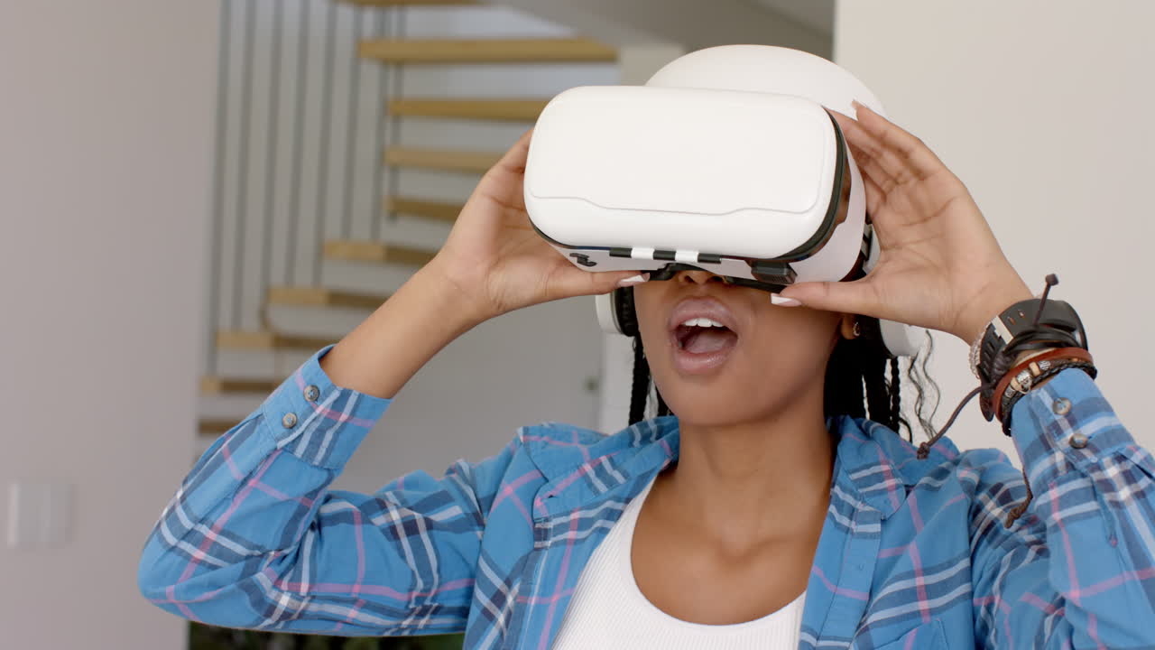 mujer joven afroamericana con auriculares vr, con aspecto emocionado