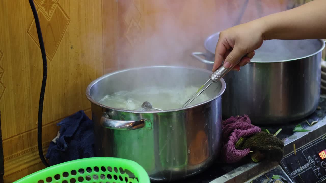 순차적으로 파스타를 여 는 과정