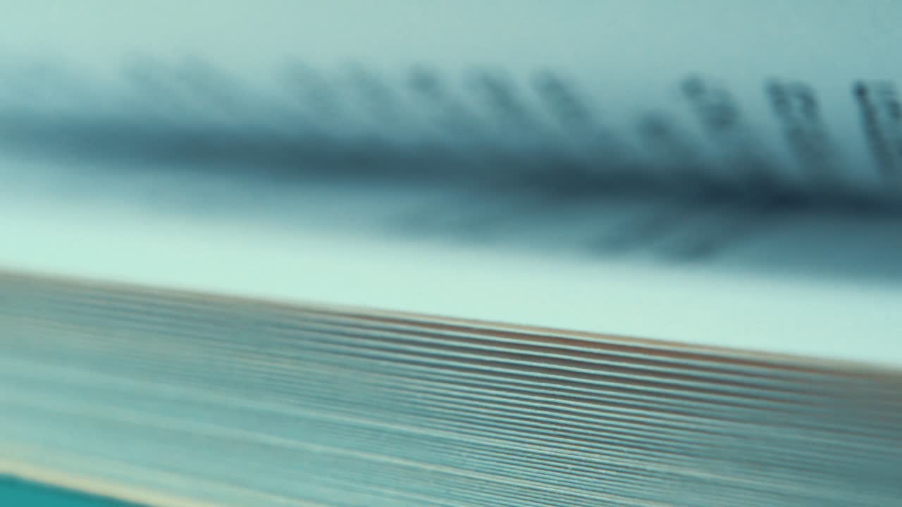 un macro close-up de páginas de un libro que se mueven rápidamente, guión hebreo borroso, iluminación de estudio cinematográfico, 120 fps, cámara lenta, full hd