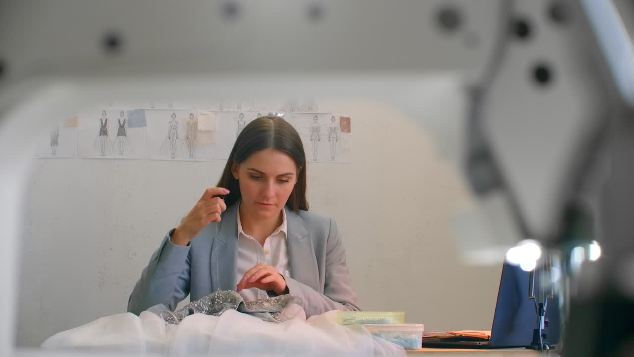 el vestido hecho a mano está decorado con cristales. la costurera crea un vestido exclusivo.