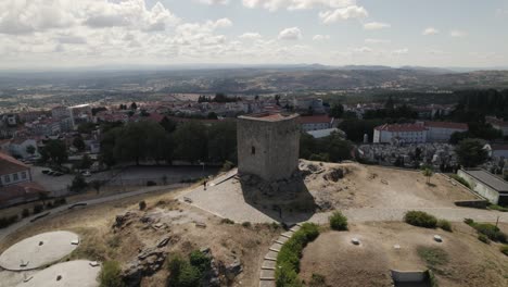 Langsamer-Drohnenschwenk-Um-Die-Historische-Burg-Guarda,-Die-Auf-Einem-Hügel-Erhöht-Ist