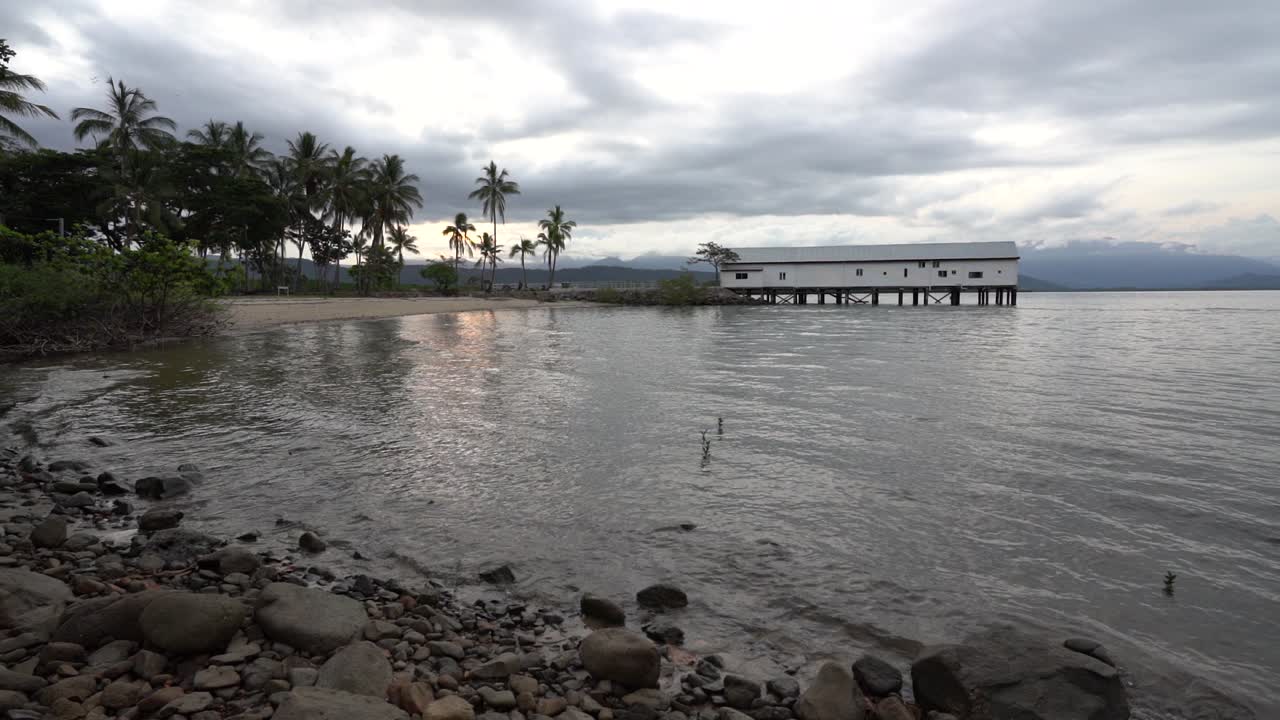 nubes sobre el muelle de port douglas en queensland, australia