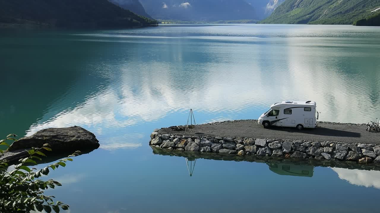 Aile tatili için seyahat karavanı, motokaravanla tatil gezisi.