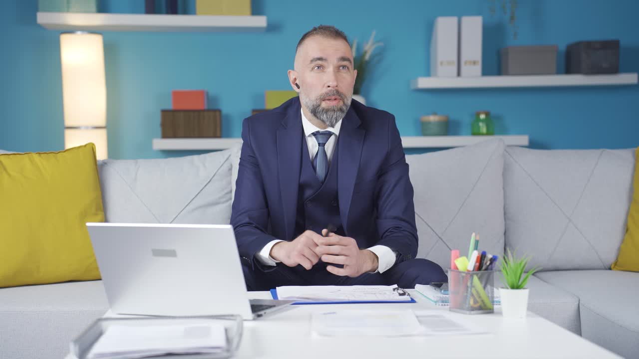 그래프를 작업하는 사려 깊은 사업가입니다.