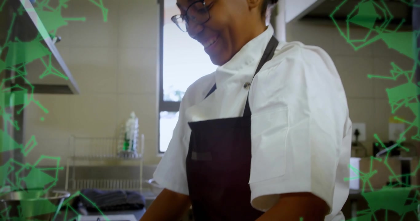Dopo aver unito la farina, un apprendista chef che preme e piega l'impasto sul banco della cucina, formando una palla