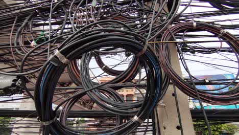 enredo de cables en un poste de electricidad, de cerca, al aire libre