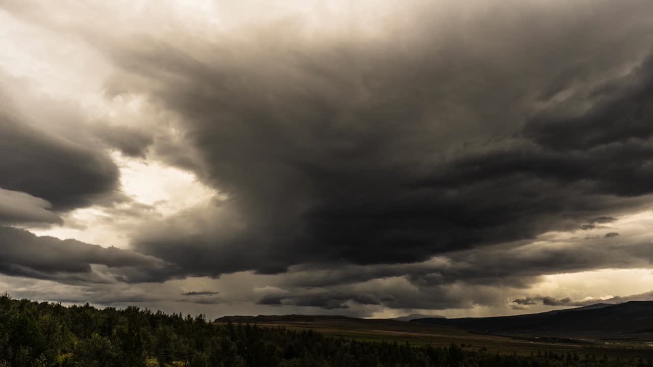 algunos increíbles timelapses de nubes tomados en islandia con la sony a7iii