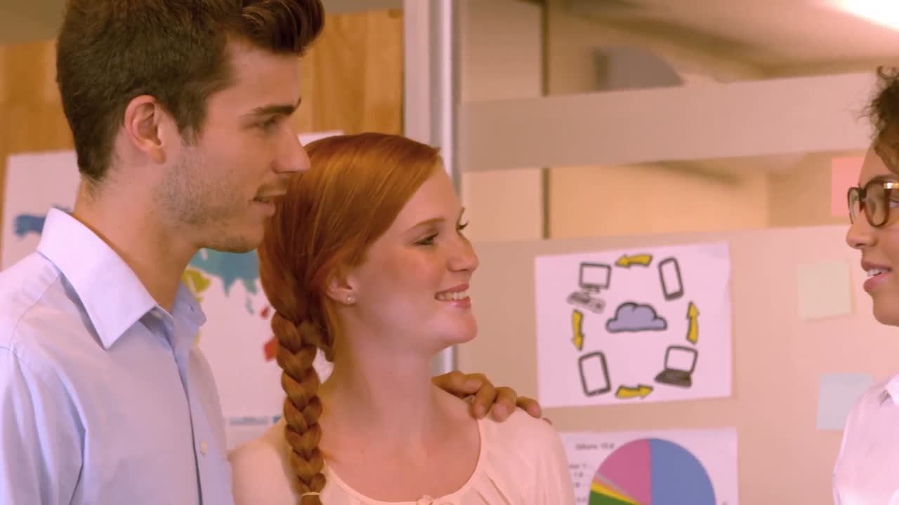 compañeros de trabajo felices riendo en la oficina