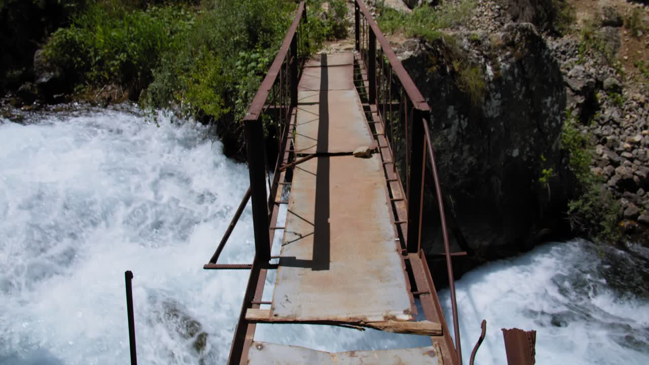 viejo puente sobre un río de montaña