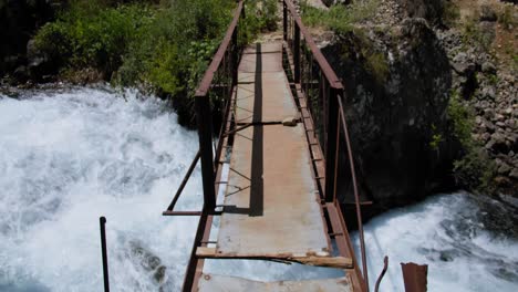 Viejo-Puente-Sobre-Un-Río-De-Montaña