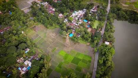 Toma-De-Drones-De-4k-De-Vehículos-Moviéndose-En-Una-Carretera