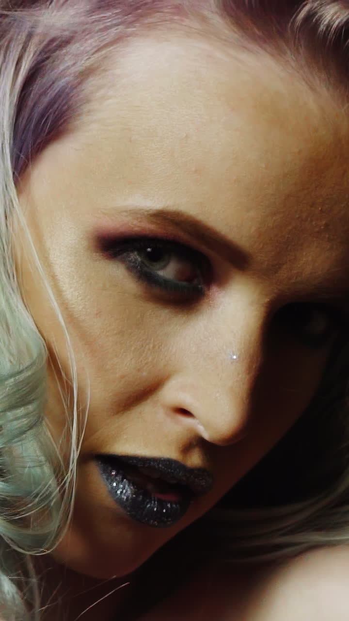 Ritratto di bellezza. Acconciatura. Ritratto di una bella ragazza con capelli colorati, colorazione professionale dei capelli.