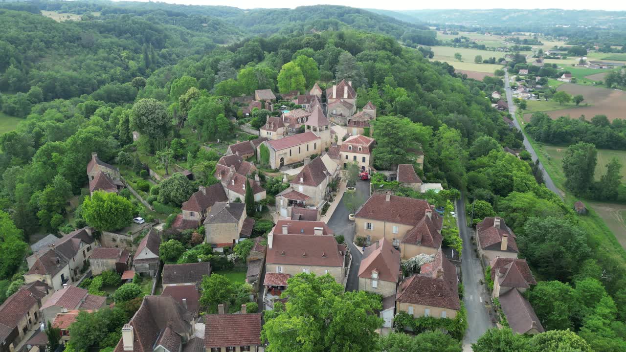 limeuil, aldea de dordogne, francia, donde se observa un avión no tripulado.