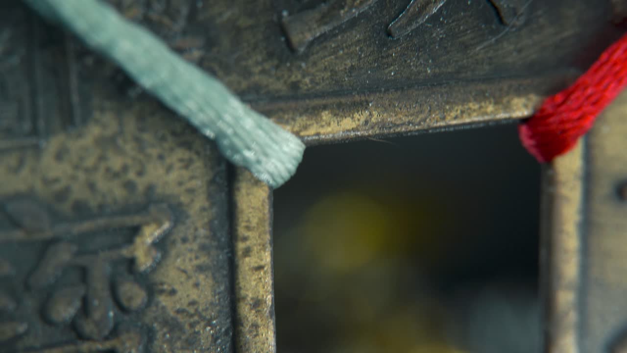 중국 고대 전통 행운 동전, 아시아 새해 장식, 황금 반이는 흐릿한 배경, 사각형 구, 빨간 줄, 문화 휴일, 부드러운 기울기 4k 비디오