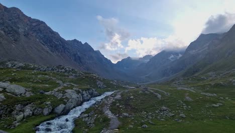 respiración medio nublada tomando un lapso de tiempo con paisaje de vegetación rocosa y arroyo azul