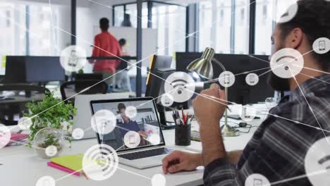 animación de iconos conectados sobre diversos compañeros de trabajo discutiendo informes en videoconferencia en portátil