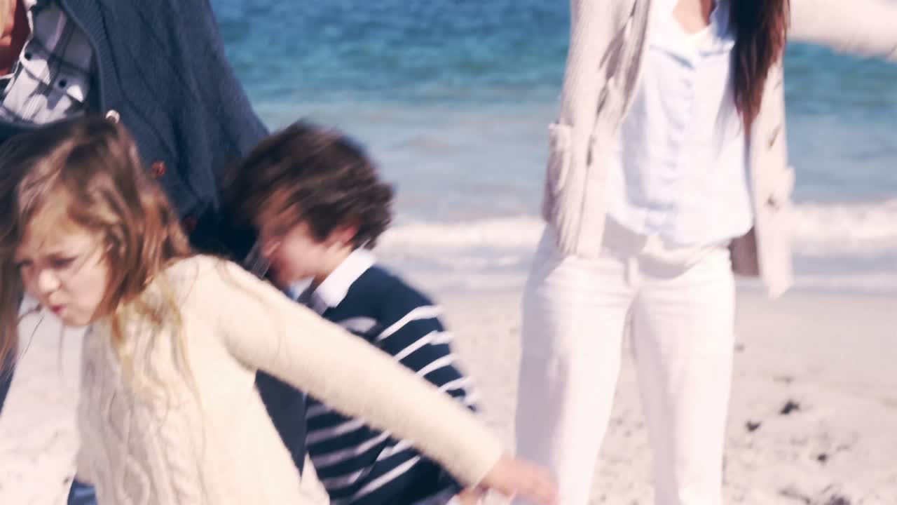 可愛い家族が一緒に遊んでる