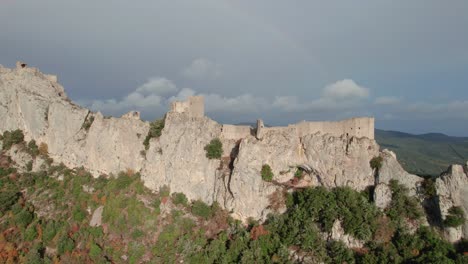 Vista-Aérea-De-Las-Ruinas-Del-Castillo-De-Peyrepertuse-En-Las-Montañas-Francesas-Durante-El-Otoño.