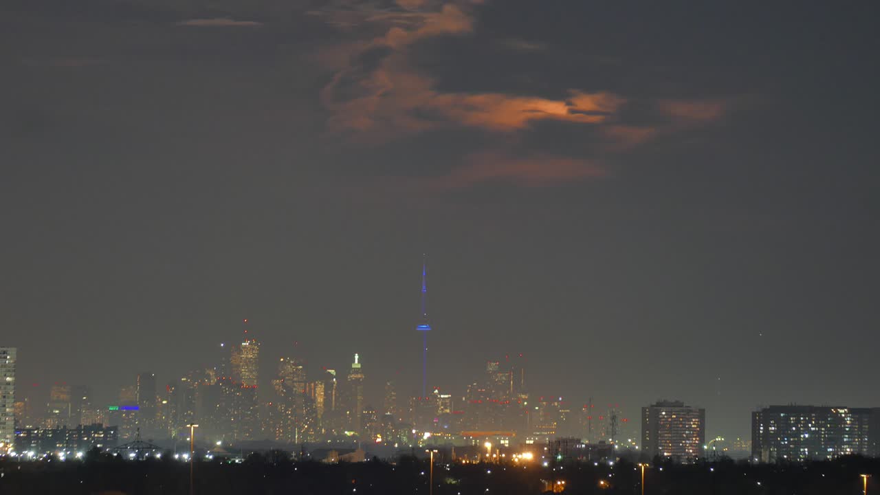 미시사가, 토론토, 캐나다, 와이드 샷 위로 거대한 달이 떠오르는 시간 경과