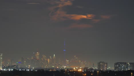 lapso de tiempo de la luna gigante elevándose sobre mississauga, toronto, canadá, plano amplio