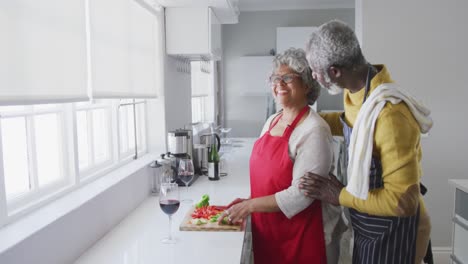 Ein-älteres-Afroamerikanisches-Paar,-Das-Zu-Hause-Kocht.-Soziale-Distanzierung-In-Quarantäne