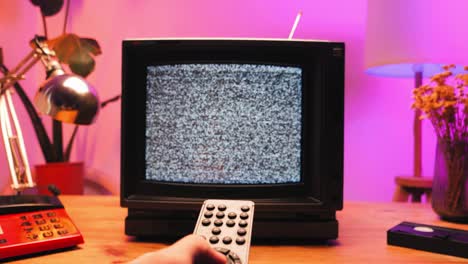 tv retro, televisión vintage en una configuración nostálgica, una tv retro muestra grano en la pantalla, dispositivo aterrador de la noche de halloween bueno para la llave de croma y la pantalla verde. imágenes de alta calidad 4k