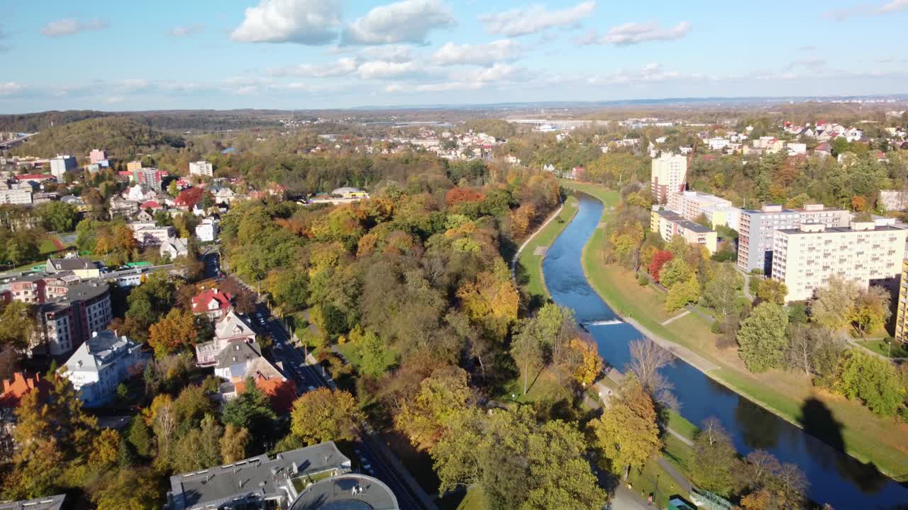 árboles de otoño a lo largo del río ostravice en el parque komenskeho sady grove en ostrava, república checa