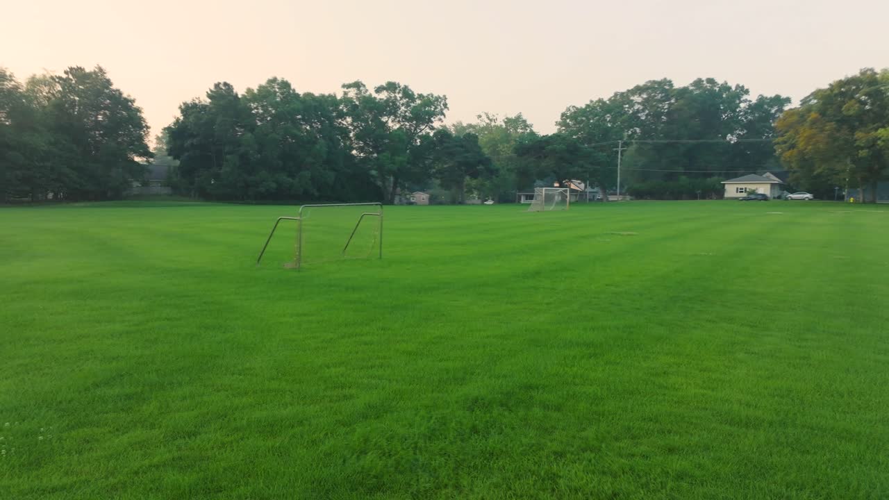 varias redes sentadas alrededor de un campo temprano en la mañana