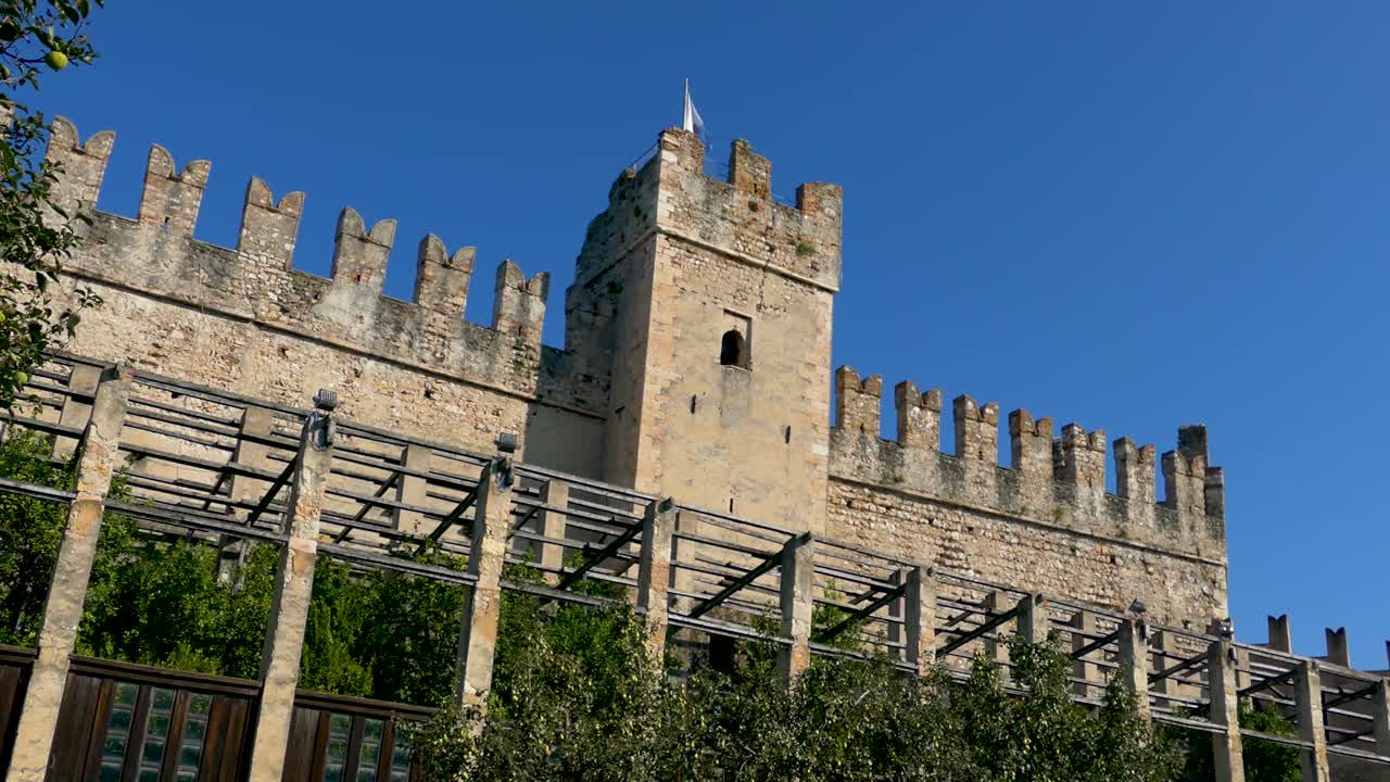 detalle de la torre principal de un castillo medieval en torri del benaco, lago de garda - lago de como - italia