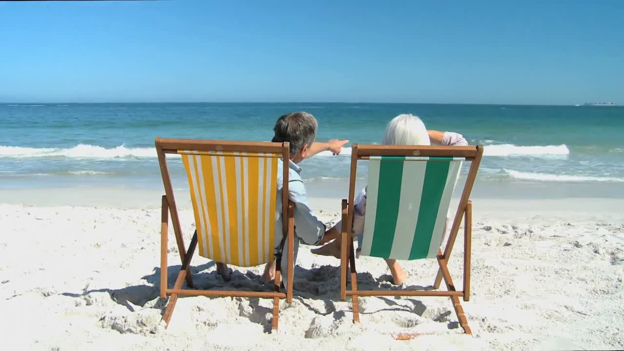 mujer y hombre de edad mirando el horizonte