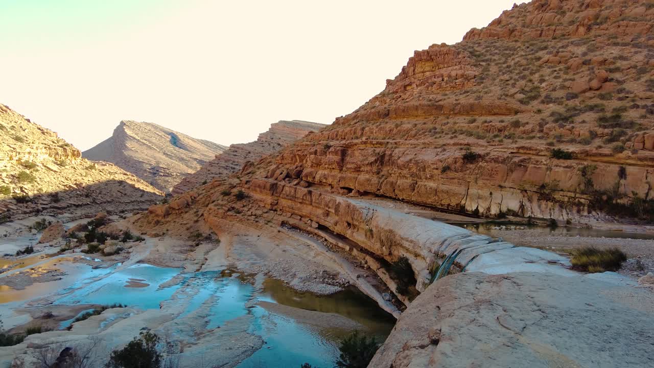 Una cascata nel mezzo del deserto del Sahara, Algeria, Biskra