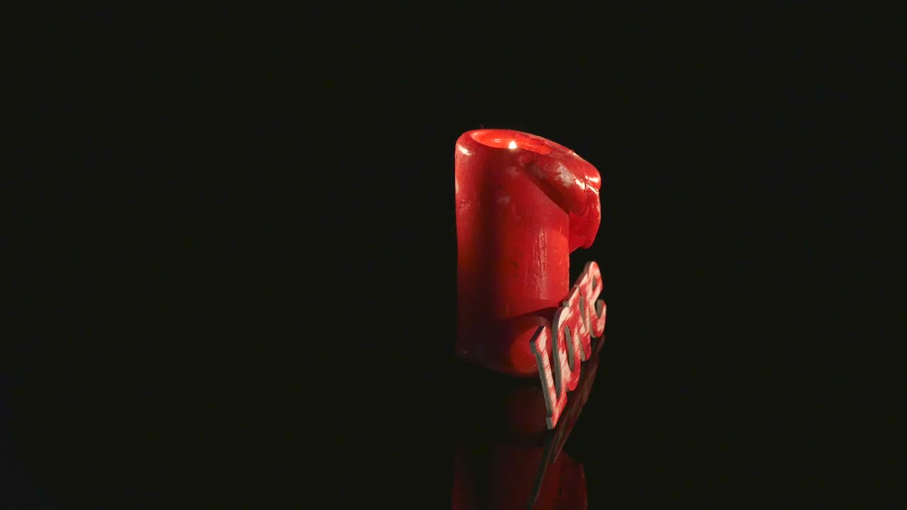 단 하나의 불타는 은 불이 검은 바탕 앞에 고립되어 회전합니다.