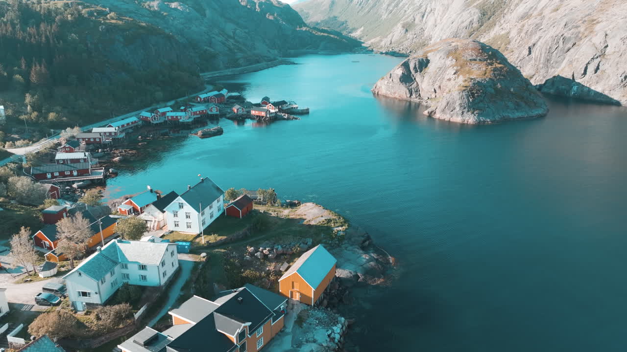 Explorando el pueblo pesquero de Nusfjord desde arriba en primavera, Islas Lofoten, Noruega