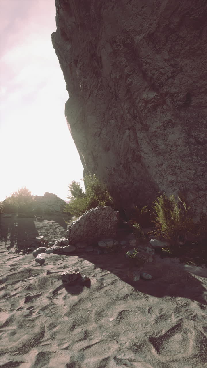 una roca solitaria en el desierto