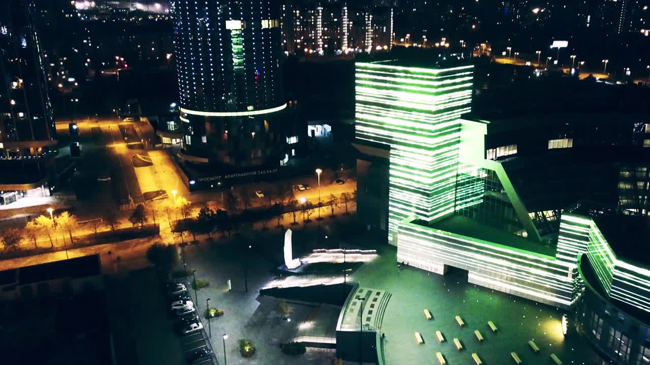 현대적인 건물과 함께 야간 도시 풍경