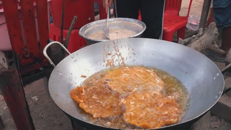 plano general de pasteles de camarones fritos al costado de la carretera