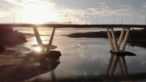 Silhouette-Eines-Einzelnen-Radfahrers,-Der-Die-Brücke-über-Den-Fluss-überquert