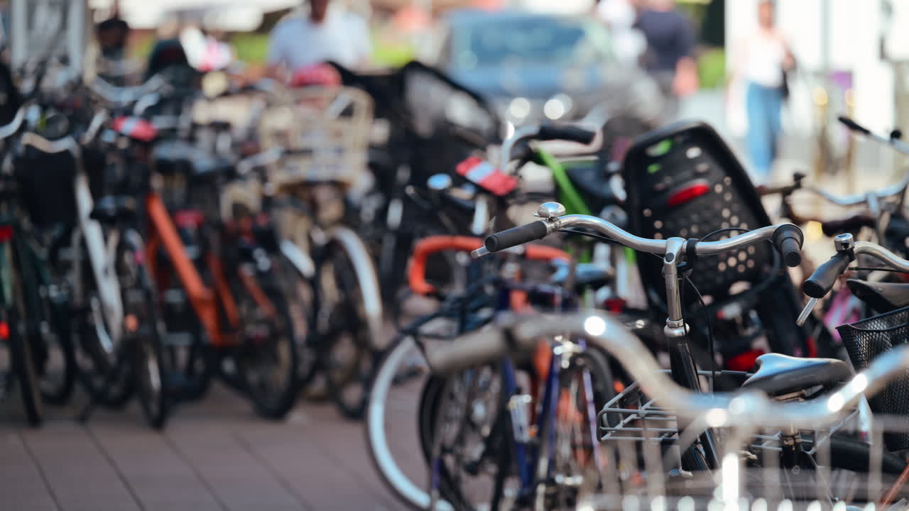 Cyklar som väntar på en parkeringsplats, vilket representerar hållbara transporter och mobilitet i städer. Köpenhamn, Danmark