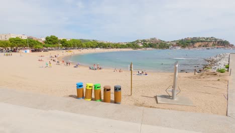 sant feliu de guíxols en la costa brava de gerona españa ciudad turística hay contenedores de basura en la playa