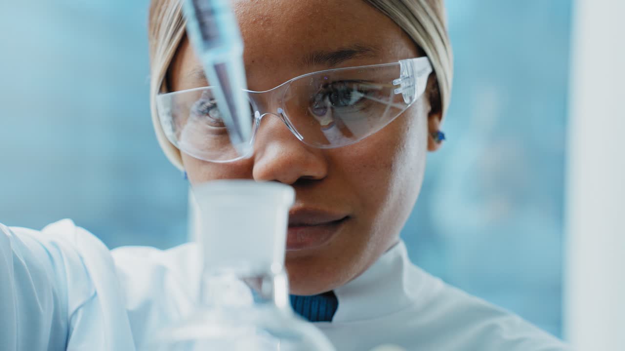 científica que lleva a cabo un experimento de laboratorio