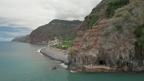 acantilados naturales de la isla de madeira con playas grises en las costas, antena