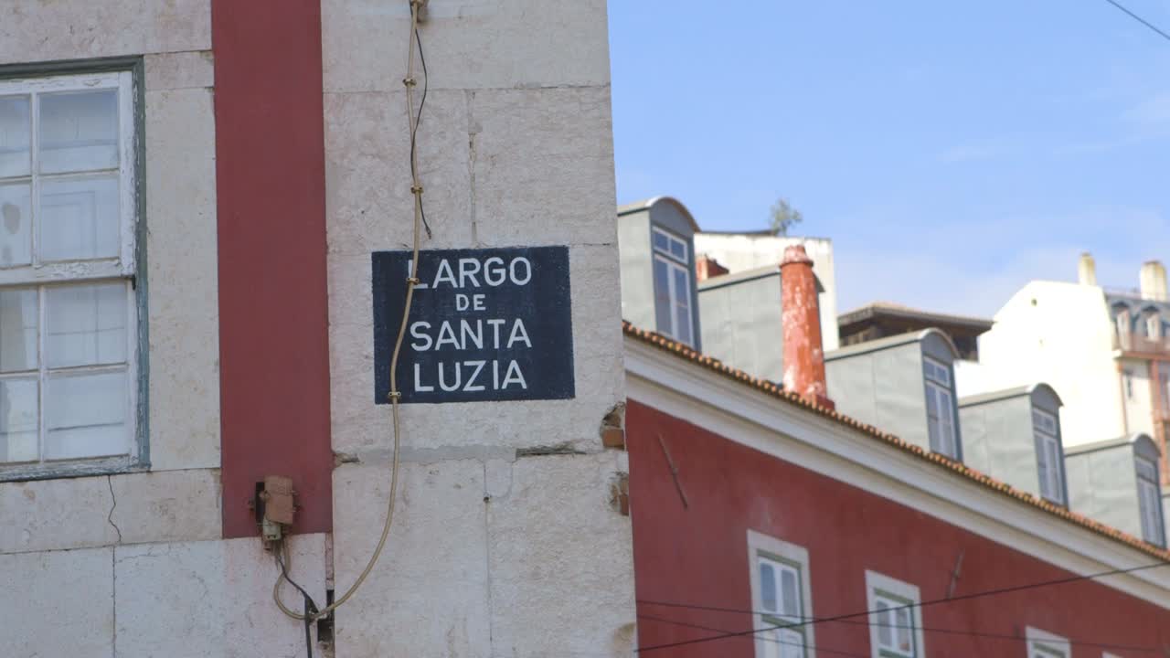 cartel de la calle que dice largo de santa luzia filmado cerca de miradouro das portas do sol en lisboa, portugal